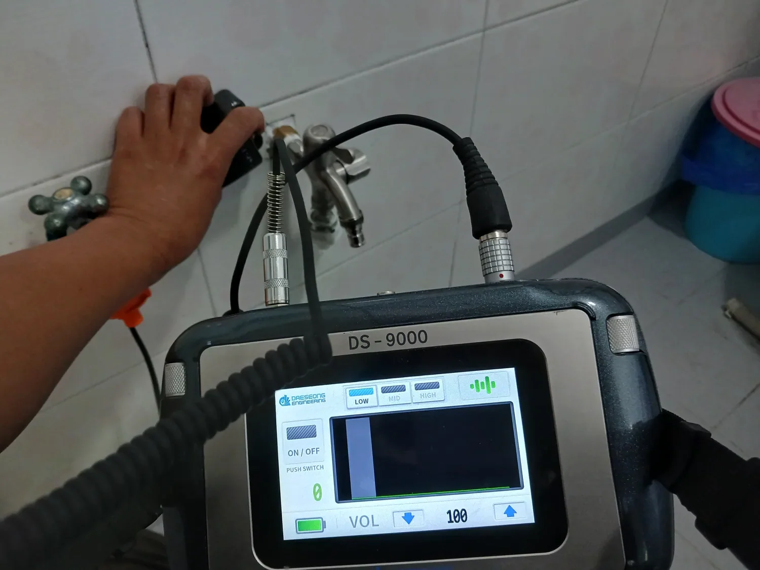 곡성 누수 현장 8단계: 화장실 벽면 온수 수전밸브에서 뚜렷한 누수음을 포착한 장면